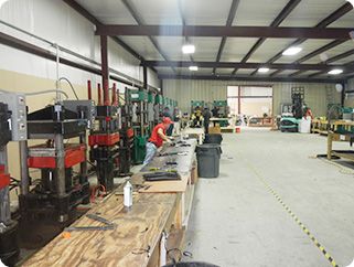 Nossa prensa de borracha funciona na fábrica da América