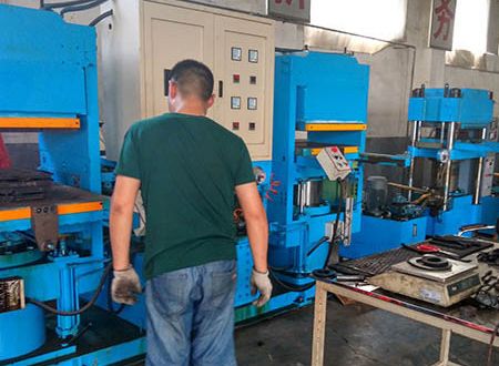 Cortar matéria-prima ou preparar peças fundidas